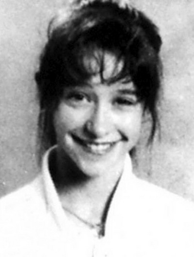 Young Jennifer LoveHewitt before she was famous yearbook picture