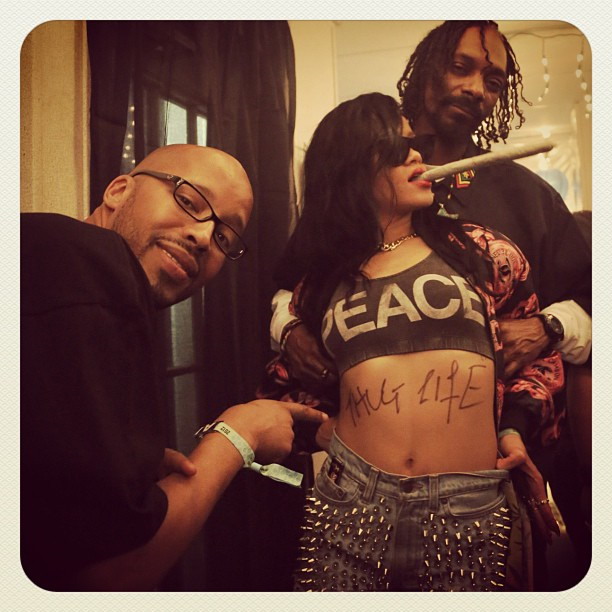 Rihanna smoking a joint with Snoop Dogg